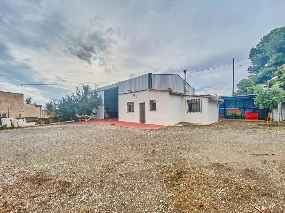 Cortijo con Nave incluido