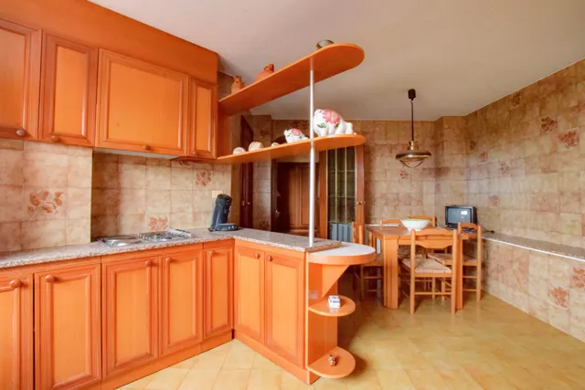 Casa esquinera de 343 m2 con terraza y almacén en el centro  - foto 3