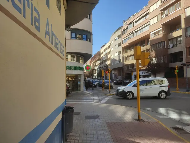 LOCAL COMERCIAL EN ESQUINA Y MUY CENTRICO - foto 3