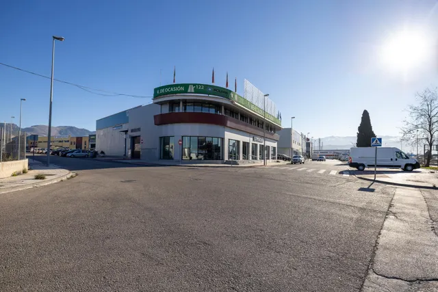 SE VENDE EDIFICIO COMERCIAL TOTALMENTE INSTALADO A PIE DE CA - foto 3