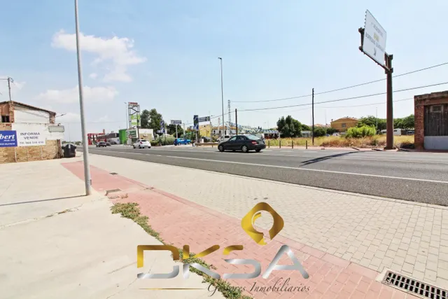 Amplia nave con terreno y vivienda en venta en Alquerías - foto 2