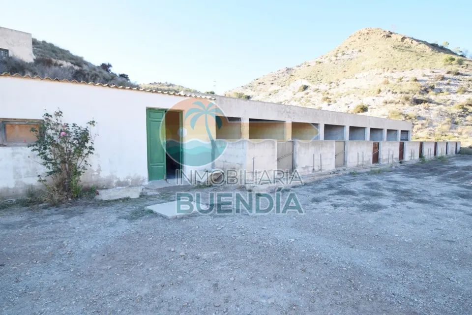 FINCA RÚSTICA A POCOS METROS DEL NÚCLEO URBANO CON FANTASTICAS VARIAS EDIFICACIONES
