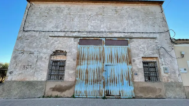 ALMACÉN CON GRAN ALTURA + TERRENO URBANIZABLE EN EL CENTRO D
