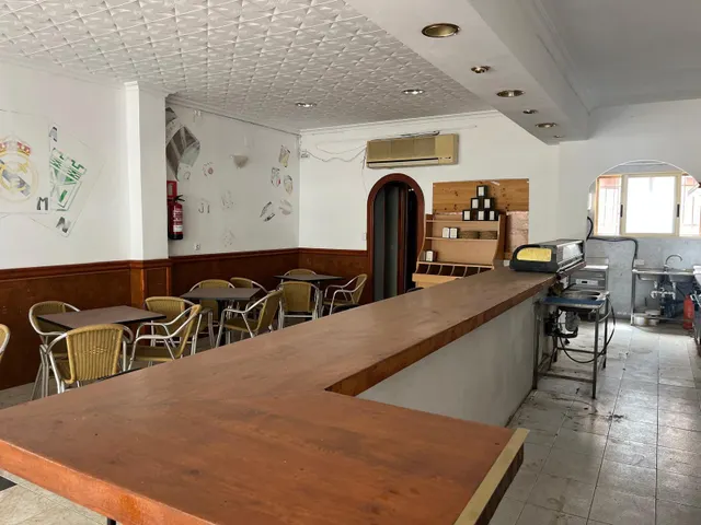 Se vende local comercia montado como bar, con cocina, barra  - foto 2