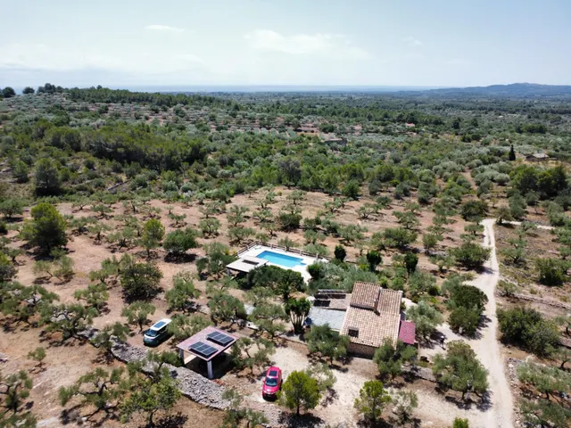 Finca rústica exclusiva con masía, piscina y vistas al mar e