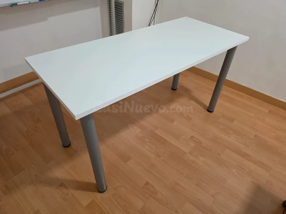 Mesa auxiliar blanca con patas gris oscuro