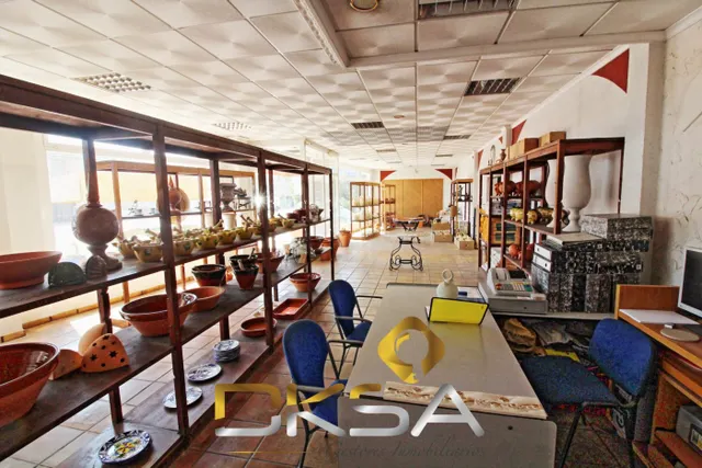 Amplia nave con terreno y vivienda en venta en Alquerías - foto 4