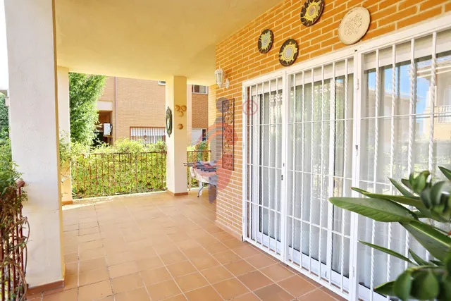Chalet Exclusivo en La Marina – Confort y Ubicación Inmejora - foto 5
