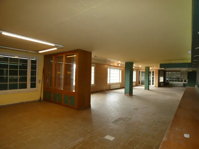 VALL-LLOBREGA: Local comercial de 585 m2. mas vivienda de 16 - foto 4