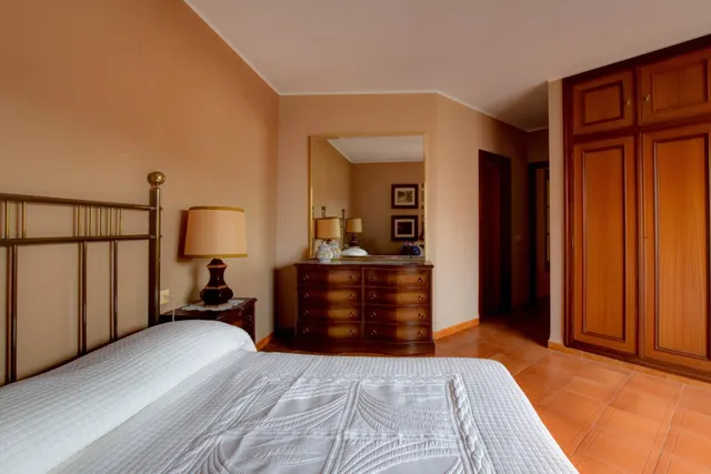 Casa esquinera de 343 m2 con terraza y almacén en el centro  - foto 4