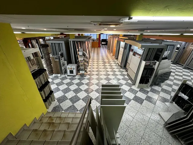 OPORTUNIDAD ÚNICA: AMPLIA NAVE EN PRIMERA LÍNEA SITUADA EN L