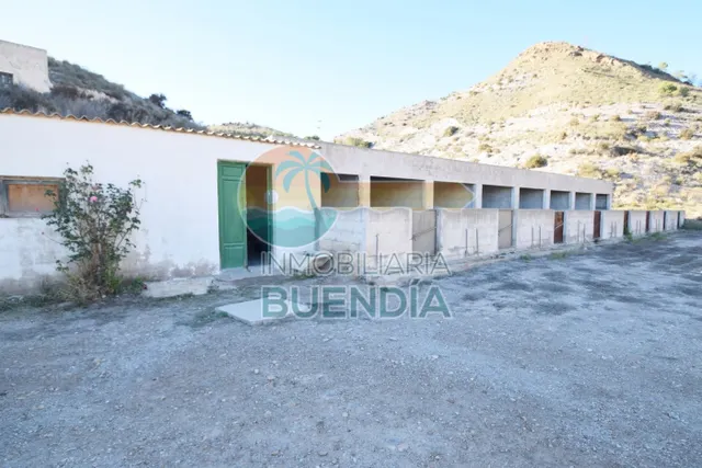 FINCA RÚSTICA A POCOS METROS DEL NÚCLEO URBANO CON FANTASTIC