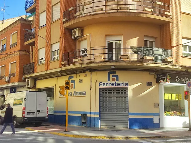 LOCAL COMERCIAL EN ESQUINA Y MUY CENTRICO