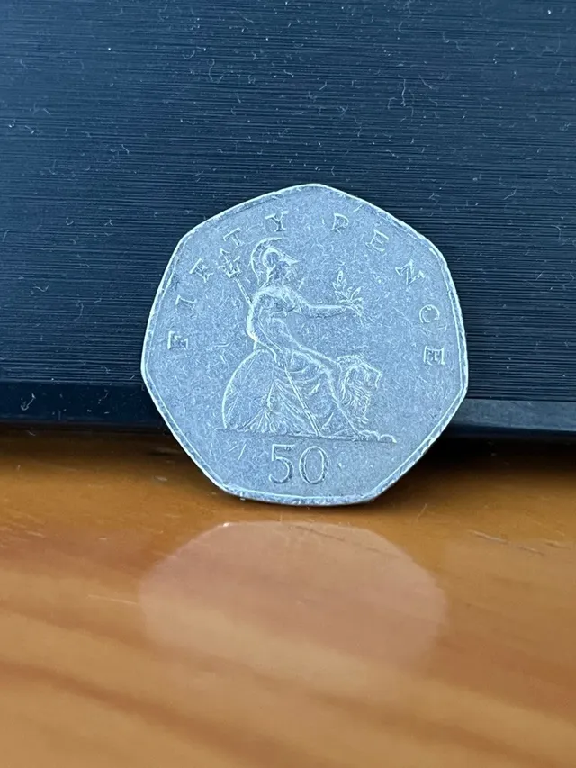 Moneda 50p Británica 1997 - foto 2
