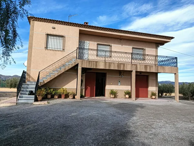 Casa de Campo con cuatro dormitorios con garaje en zona de E