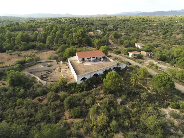 Finca Rústica de 24.565 M2 con varias construcciones a refor - foto 2