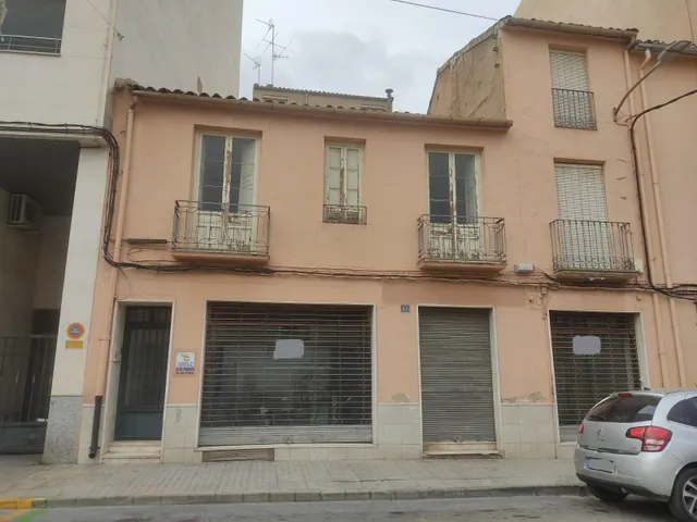 LOCAL COMERCIAL CON AMPLIO ALMACEN Y CENTRICO