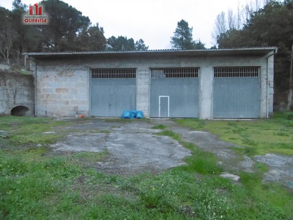 NAVE CON PARCELA EN LA ZONA DE VELLE.