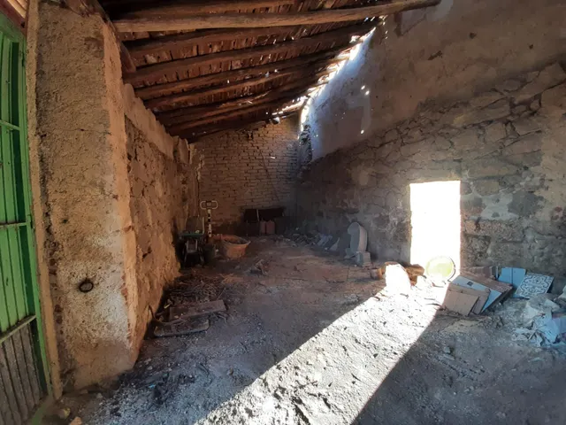 Nave con patio para reformar en Malpartida de Cáceres