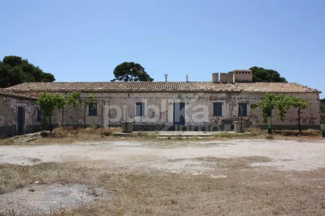 Antigua finca militar con salida al mar