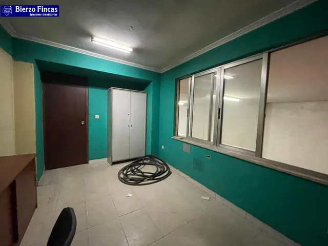 AMPLIA NAVE EN ALQUILER, ZONA VILLAOBISPO DE LAS REGUERAS - foto 3