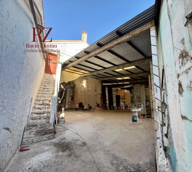 Almacén para convertir en un par de viviendas con gran patio - foto 4