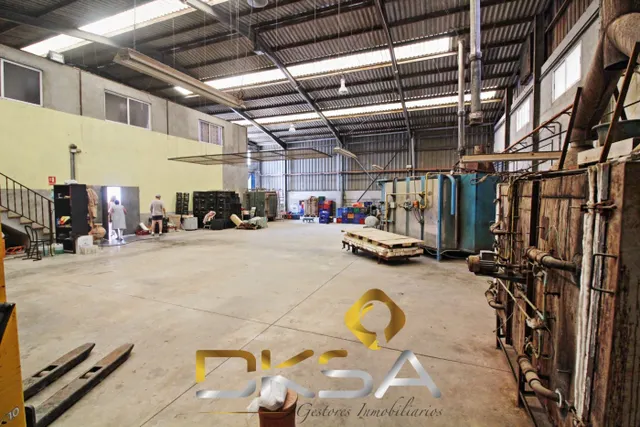 Amplia nave con terreno y vivienda en venta en Alquerías - foto 5