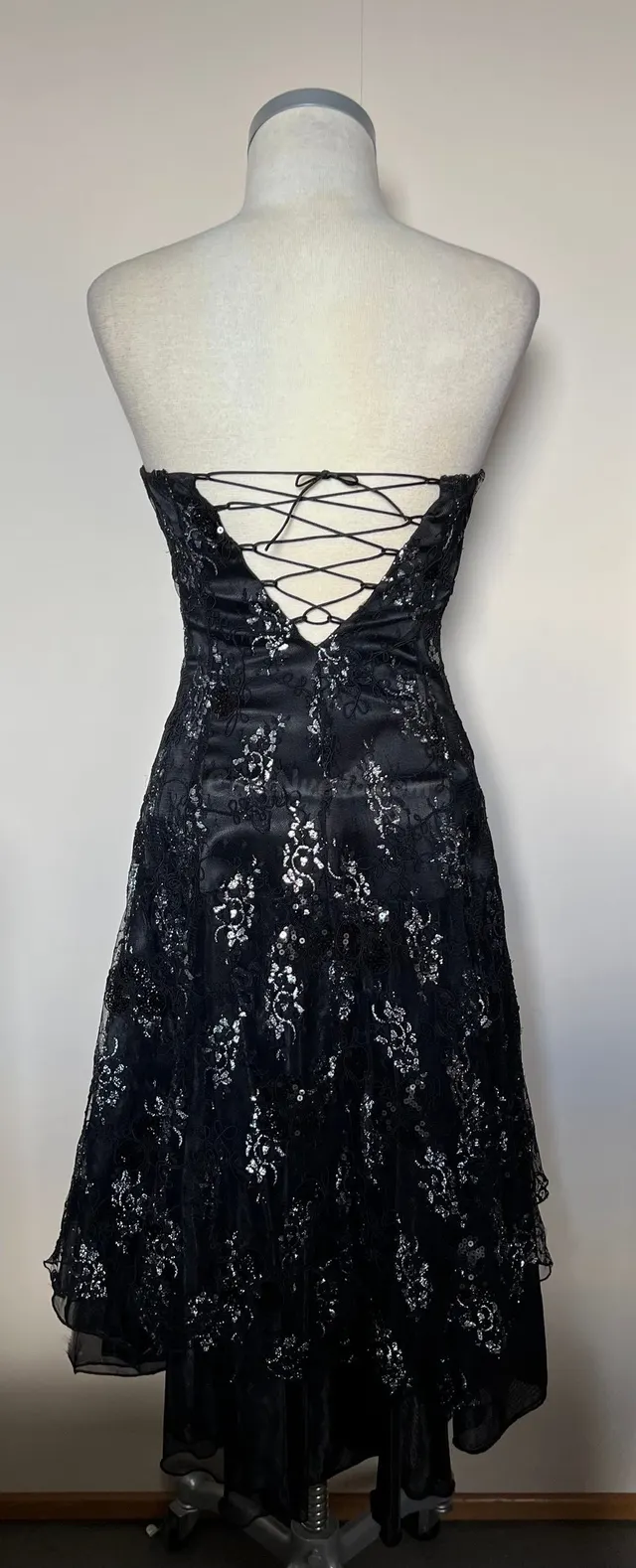 Vestido negro con detalles en plata