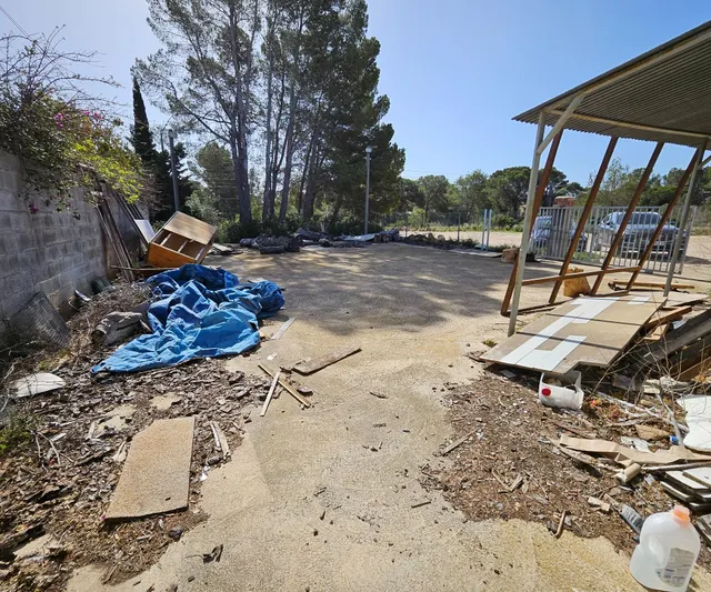 Parcela de 600 M2 con Nave de 217 M2 destinada a carpintería - foto 2