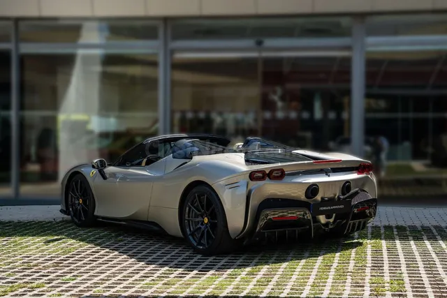 Ferrari SF90 4.0 V8 T Spider - foto 4