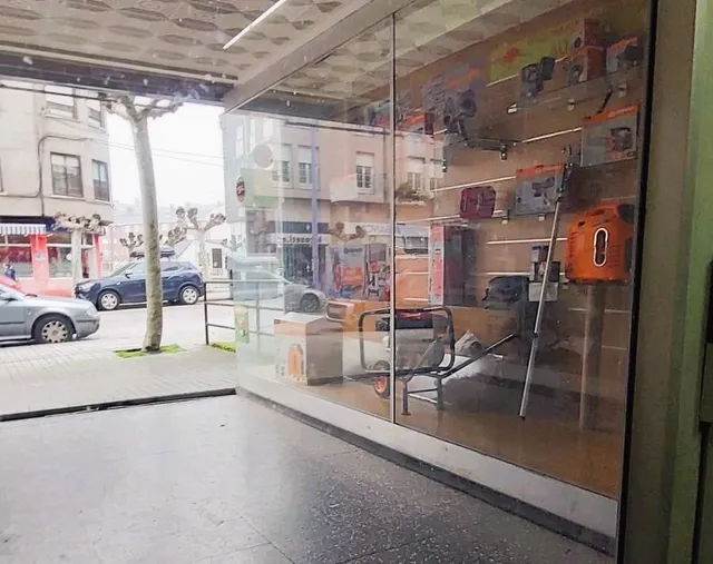 SE VENDE LOCAL COMERCIAL CON ALMACEN Y PARCELA URBANA DE 110 - foto 3
