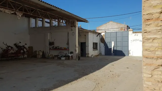 NAVE INDUSTRIAL DE 710 M2. SOLAR, GRAN PARTE AL DESCUBIERTO