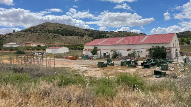 Se venden 2 Naves Industriales + terreno rústico en Fuenteal - foto 4