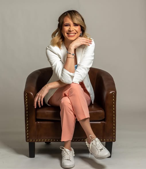 Mujer sonriente en silln elegante