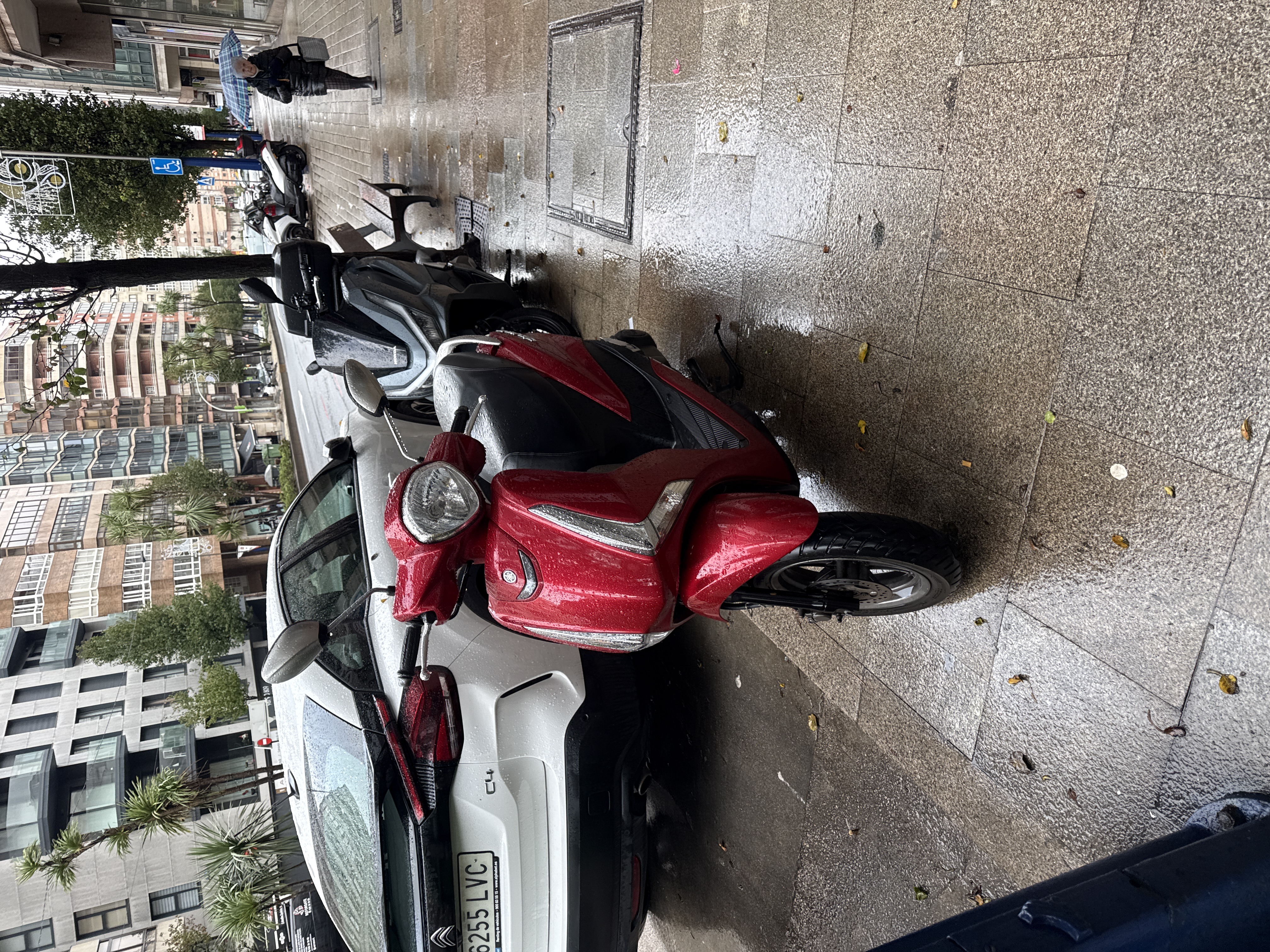 Scooter Roja en Buen Estado